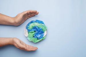 cerrar-mano-tierra-plastico-2048x1365